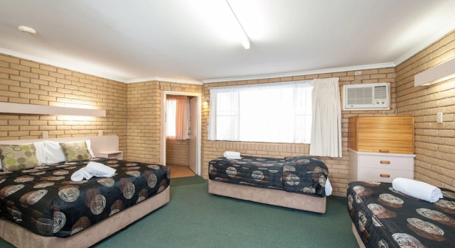 Четырёхместный номер Executive Jacaranda Place Motor Inn