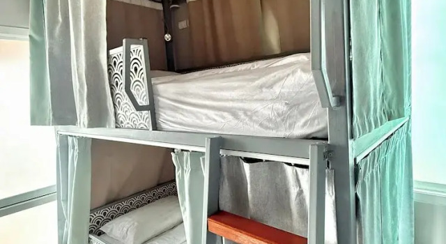Кровать в общем номере Friends Hostel - Phuket Airport
