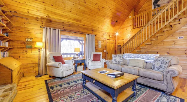 Creek On-site! Cabin 7 Mi to Cataloochee Ski Area, Забронировать Дом для отпуска Отели Мегги-Вэлли с парковкой, рядом с Maggie Valley Festival Grounds, Парковка