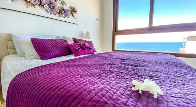 Sea Cliff Villa, 4 Beds, Sleeps 2- 8, Free Wifi,