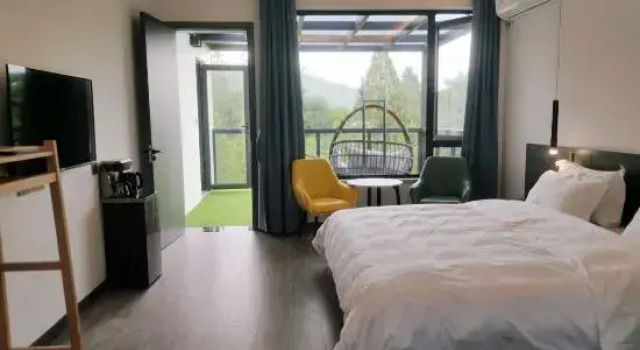Кровать в общем номере с 6 комнатами Moganshan and Water Hot Spring Holiday Beauty Villa