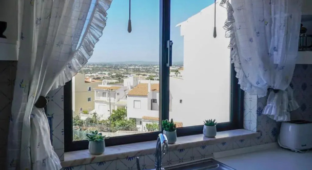 Студия Studio Apartment with Sea View & Fibre Internet