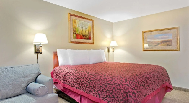 Двухместный номер Standard с балконом Days Inn by Wyndham St. Louis/Westport MO