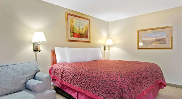 Двухместный номер Standard с балконом Days Inn by Wyndham St. Louis/Westport MO