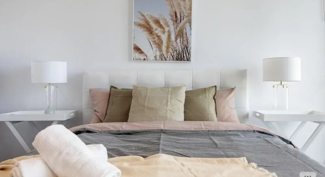 Апартаменты KOZYGURU Docklands Cozy Water View 1BED