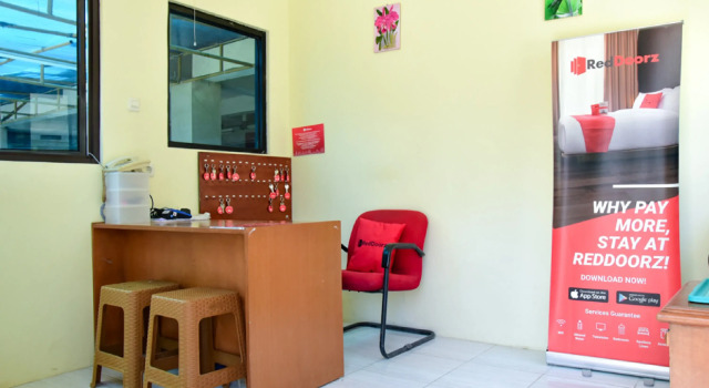 RedDoorz Plus near Ciputra World Kuningan 2, Buchen Sie Hotel Sawah Jakarta, in der Nähe von Einkaufszentrum Pacific Place