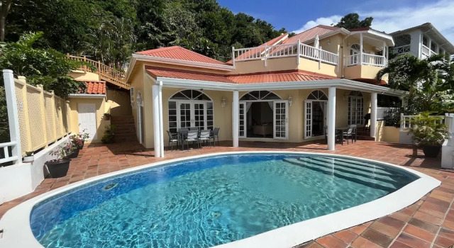 Коттедж с балконом Labrolette Bay-Villa-Sleeps 8-Pool-Parking