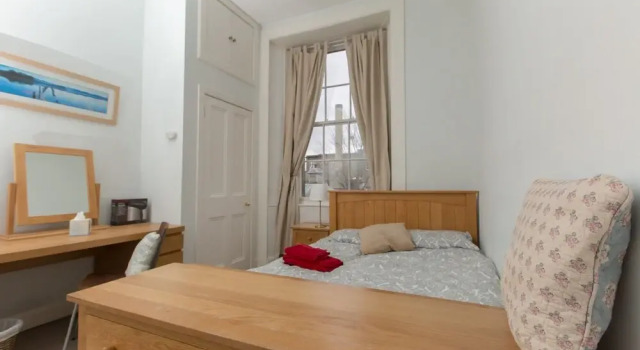 Spacious, Bright 5-br Flat for 10 in Edinburgh, Забронировать Апартаменты/квартира Апартаменты Эдинбурга, рядом с Edinburgh University Collection of Historic Musical Instruments, Апартаменты/квартира