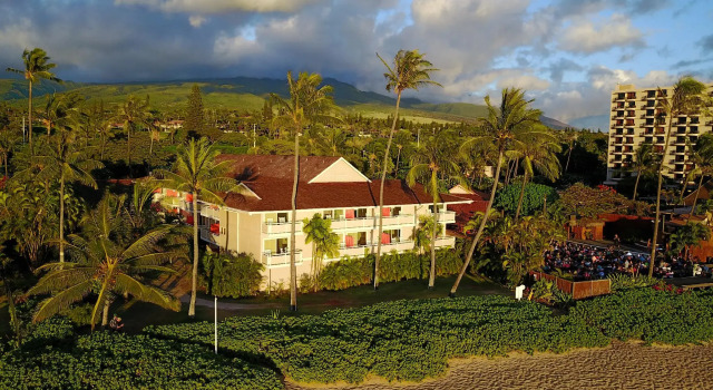 Кровать в общем номере Kaanapali Ocean Inn
