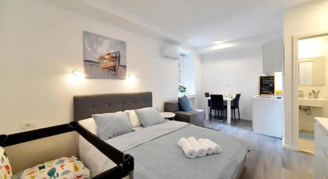 Superior Apartment At queens