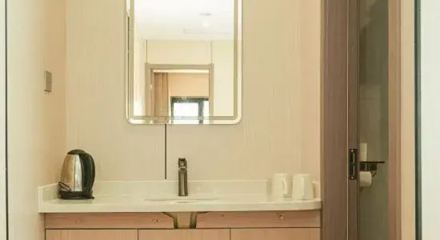 Люкс Deluxe CitiHOME Smart Hotel (Shanghai Banking Jiaotong University)