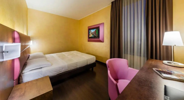Трёхместный номер Standard Base Hotel