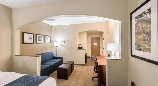 Четырёхместный люкс Comfort Suites Monroe