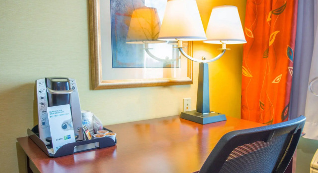 Четырёхместный номер Standard Holiday Inn Express Hotel & Suites Richland