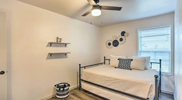 Charming Mckinney Home, Close to Downtown!, Забронировать Дом для отпуска Виллы Мак-Кинни, Вилла