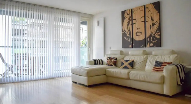 Modern 2 Bedroom Apartment with Balcony On The Canal
