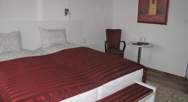 Riviéra Rooms Vendégszobák, Book Hotel Hoteller i Western Transdanubia med parkering, Parkering