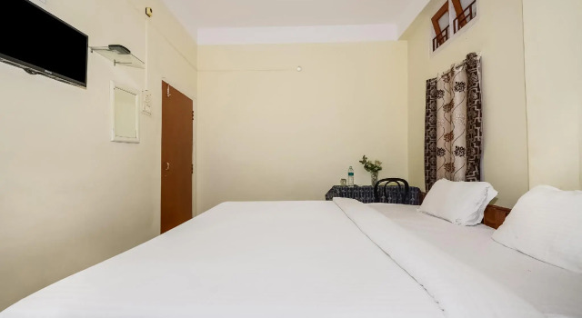 OYO 37875 Hotel Kirtti Inn, Book Hotel 3-stjernede hoteller i Azara, 3*
