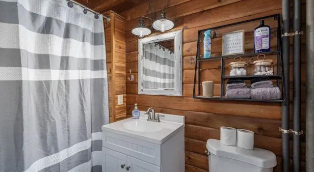 A Peace Of Pine 2 Bedroom Home by NW Comfy Cabins by RedAwning, Book Feriehus Hoteller i Plain med parkering, Parkering
