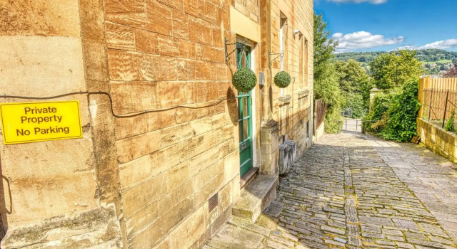 2 Bedroom Apartment in Bath city centre with Garden & Free Parking, Забронировать Апартаменты/квартира Бат Bath and North Somerset, рядом с Old Orchard Street Theatre