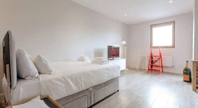 Pristine Modern Flat in East London, Забронировать Отель Отели Англии 3 звезды, 3*