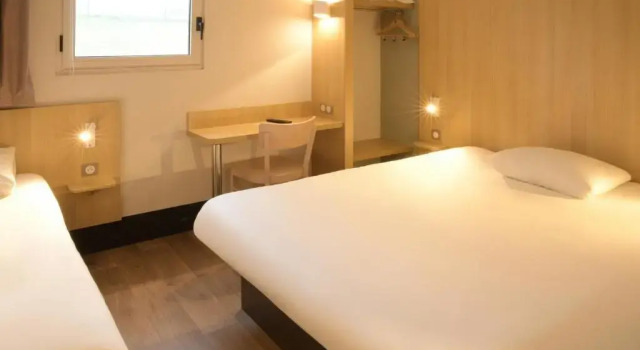 Трёхместный номер Standard B&B HOTEL Angoulême