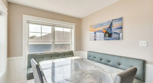 Коттедж с 3 комнатами с балконом Bright Kitty Hawk Home w/ Hot Tub, Walk to Beach!