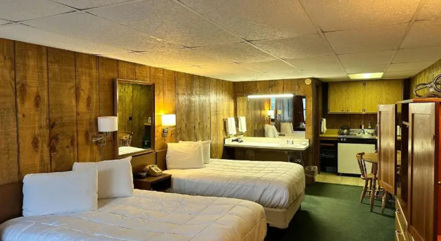 Четырёхместный номер Standard Maple Leaf Inn Lake Placid