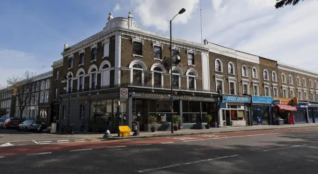 Кровать в общем номере Islington Inn