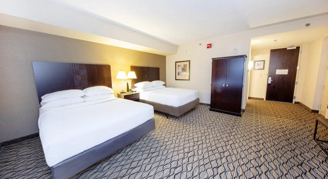 Четырёхместный номер Premium Holiday Inn St. Louis Airport West Earth City by IHG