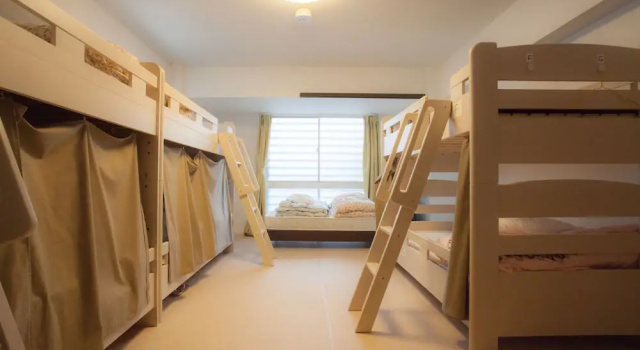 Кровать в общем номере Nagoya Travellers Hostel