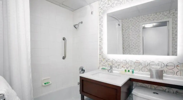 Четырёхместный номер Standard Holiday Inn Binghamton Downtown by IHG