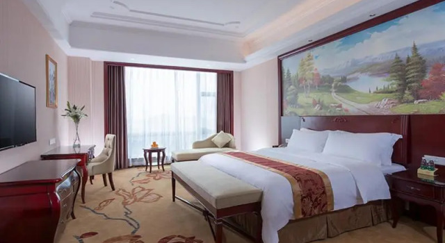 Vienna International Hotel, Rezerwuj Hotel Maoming Guangdong