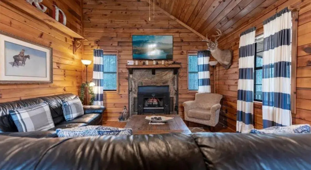 Bear Hug Lodge - Charming Cabin In Coosawattee River Resort - Pet Friendly, Rezerwuj Ośrodek wypoczynkowy Hotele resortowe w Ellijay, Ośrodek wypoczynkowy