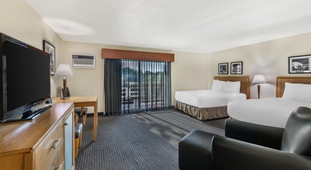 Четырёхместный номер Standard с балконом Best Western Pine Tree Motel