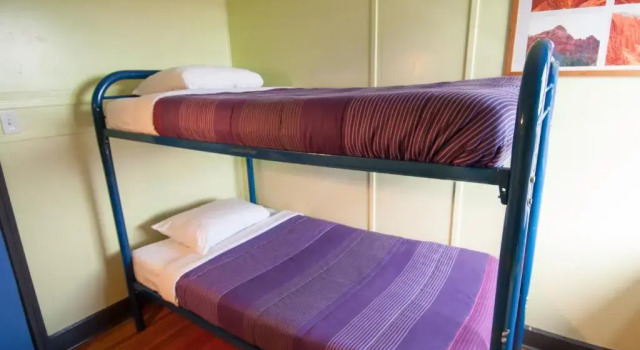 Кровать в общем номере Ocean Island Inn