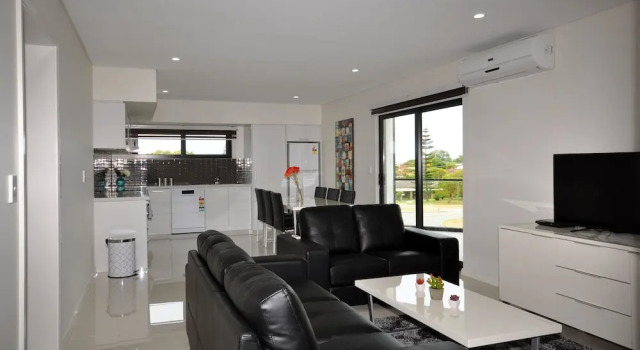 Апартаменты с 3 комнатами с балконом Coastal By Rockingham Apartments