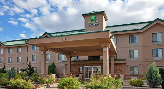 Кровать в общем номере Holiday Inn Express Hotel & Suites Vernon by IHG
