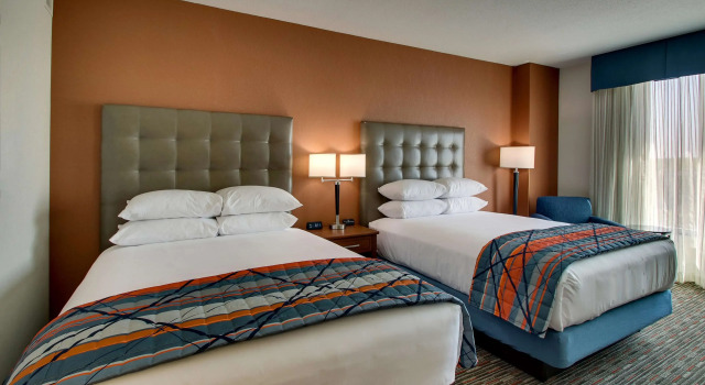 Четырёхместный номер Deluxe Drury Inn & Suites Iowa City Coralville