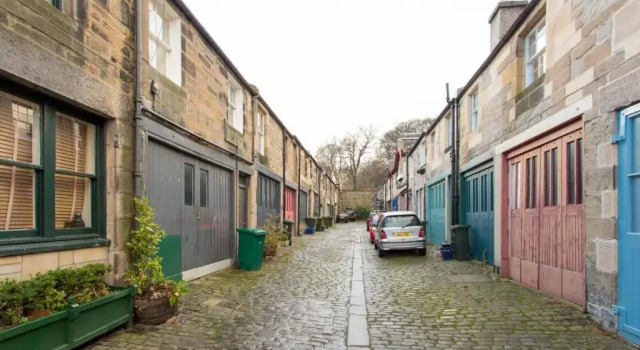 Коттедж ALTIDO Spacious 3BR Mews House behind Calton Hill