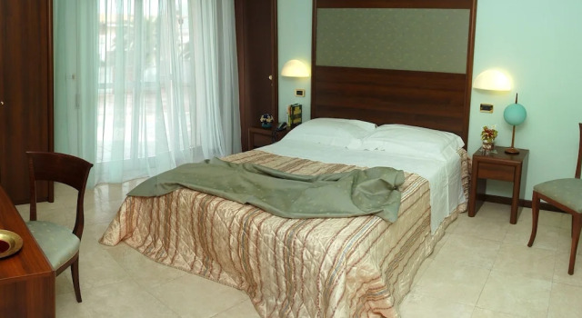 Трёхместный номер Standard с балконом Hotel Royal