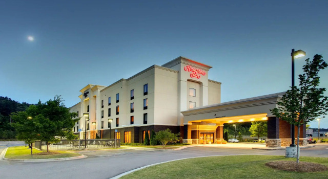 Кровать в общем номере Hampton Inn Birmingham/Leeds