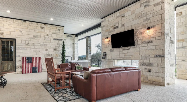 Hot Tub, Dock & View! Lakefront Marble Falls Home, Забронировать Дом для отпуска Отели Лаго-Виста с парковкой, Парковка