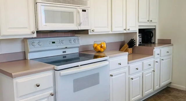 Коттедж Family-Friendly, Fireside Nest Near Old Town!