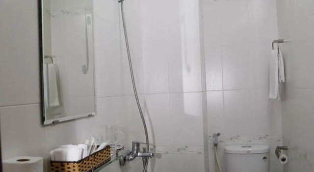 Кровать в общем номере (мужской номер) Kien Hotel