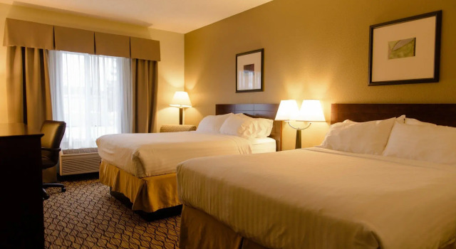 Четырёхместный номер Standard Holiday Inn Express & Suites Superior by IHG