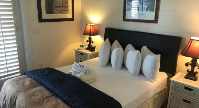Кровать в общем номере (мужской номер) New Orleans House