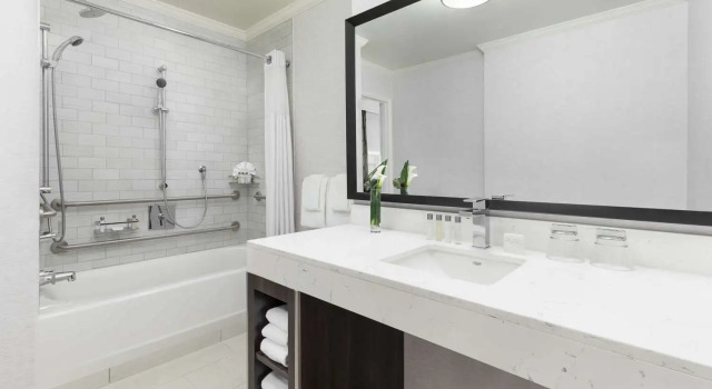 Двухместный номер Mobility/Hearing Accessible with Tub Отель Hilton Boston Park Plaza