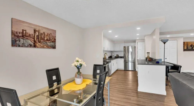 2BR Modern Apt with Easy Access to City, Забронировать Отель Арлингтон 
