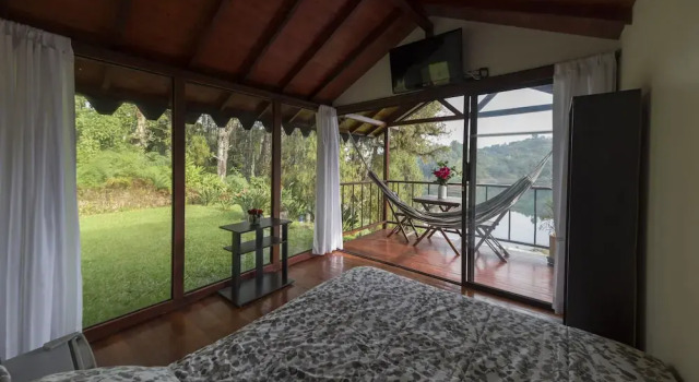 Бунгало с балконом Hotel Pietrasanta Cabañas frente a la Represa Peñol Guatape